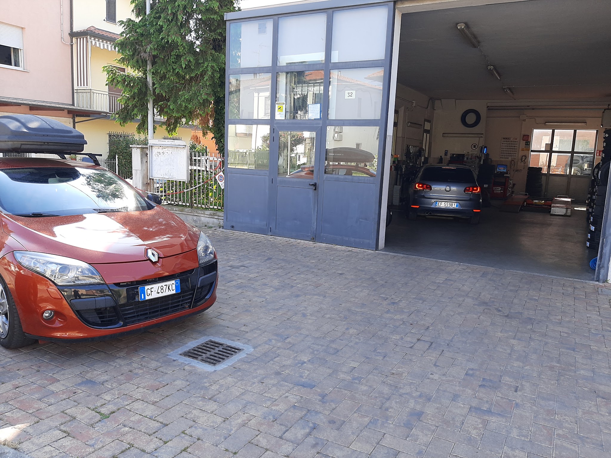 Ingresso della sede L.B GOMME in Via Tripoli 32