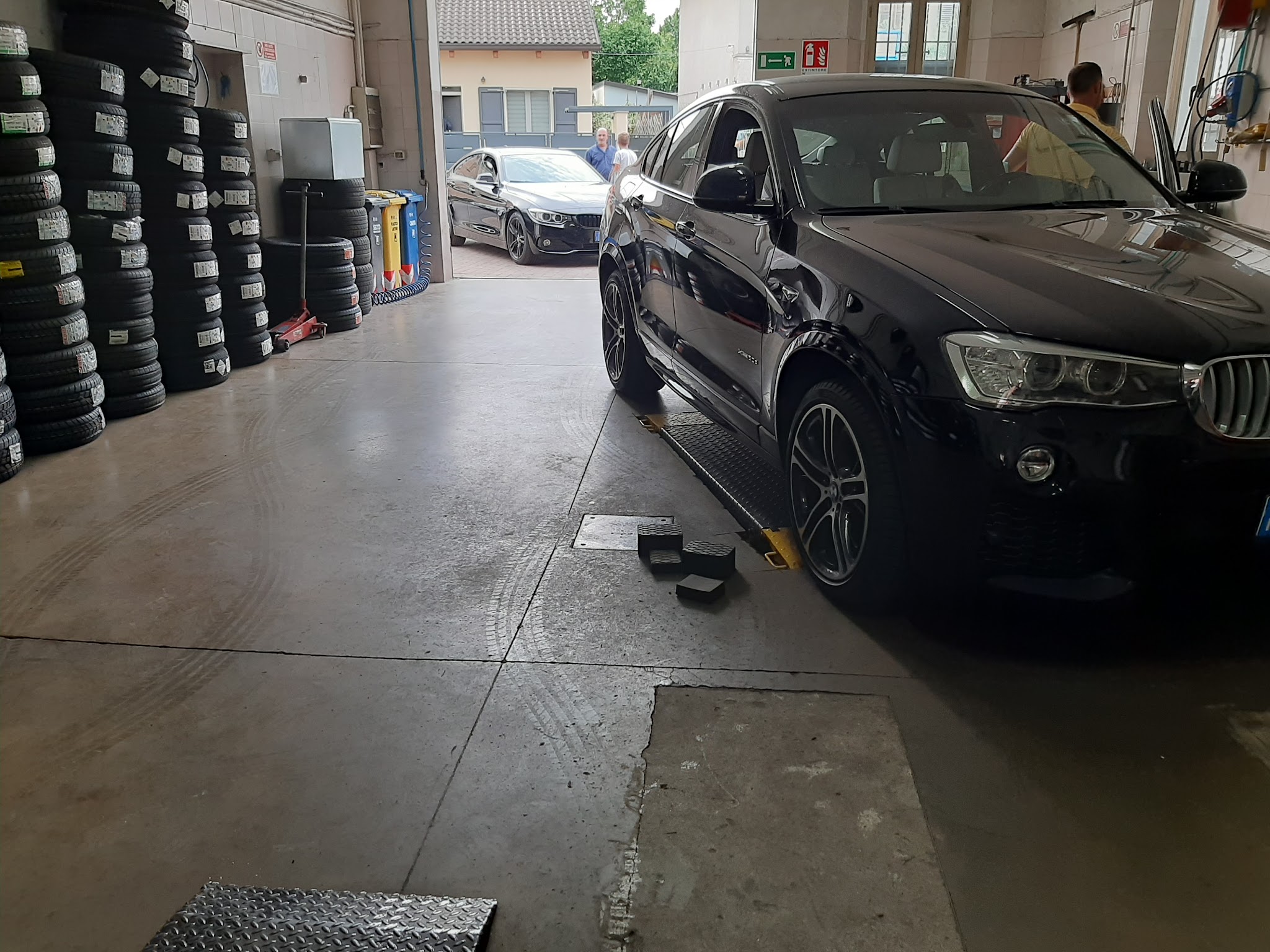 Auto in lavorazione e pneumatici nell’officina