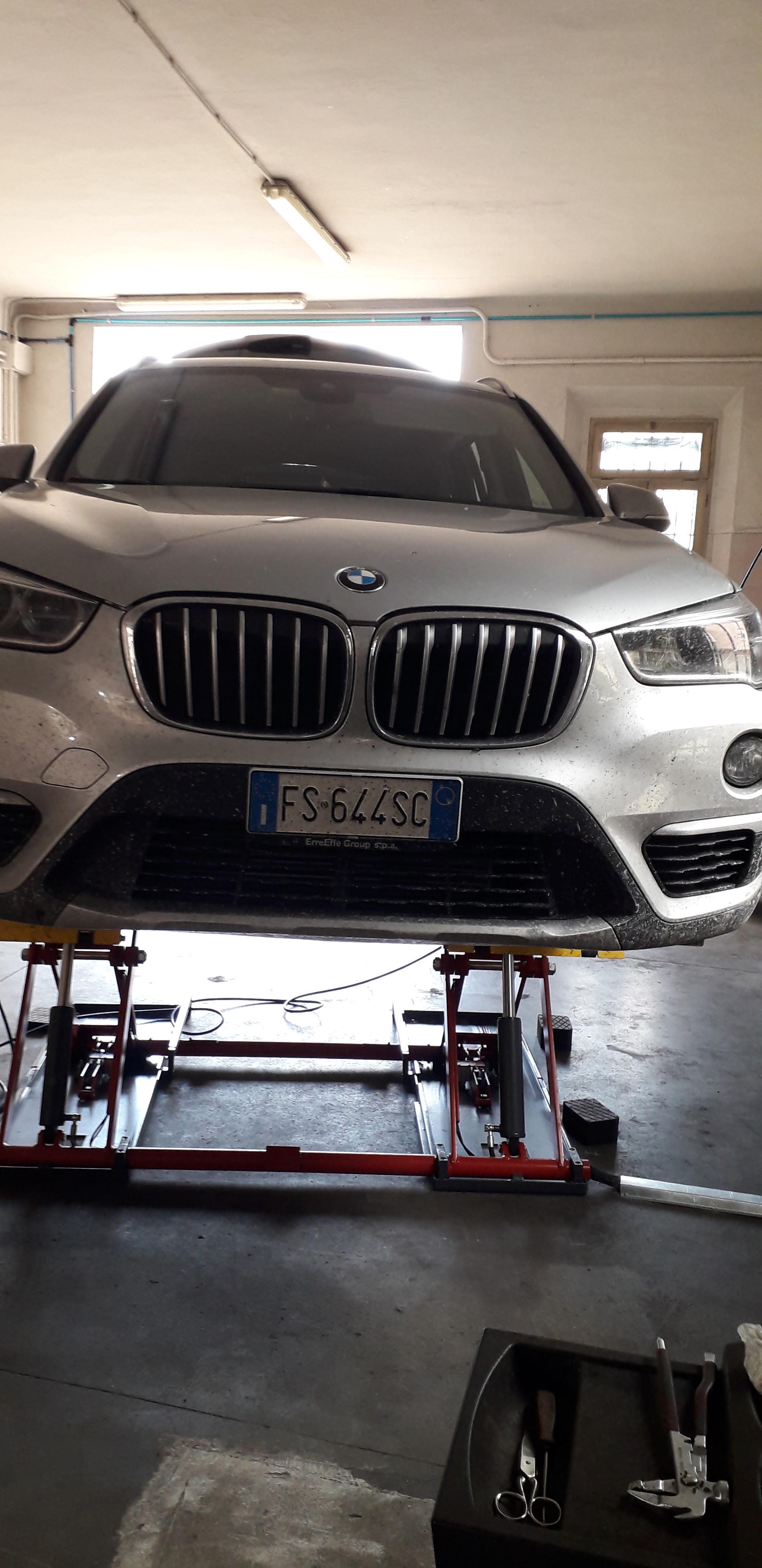 BMW sul ponte nell’officina L.B GOMME
